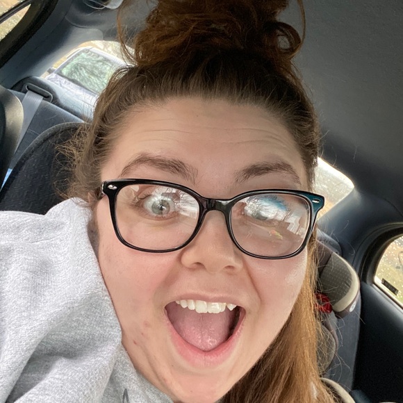 Meet your Posher, Hannah - Picture 1 of 1